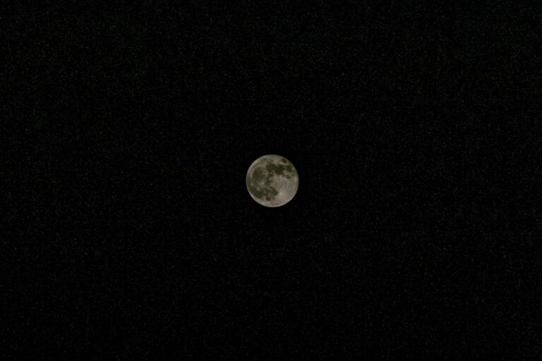 taking photos of the moon with phone